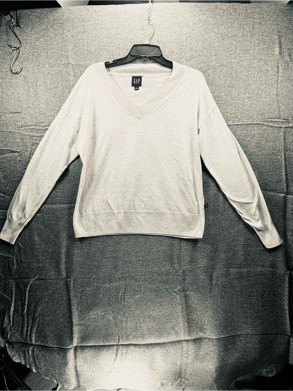 GAP Women's V-Neck Sweater in Cream